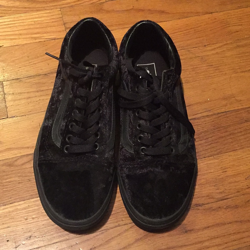 VANS WOMEN’S BLACK VELVET OLD SKOOL SNEAKERS 8